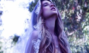 bohemian-bride-rides-horse-tulle-lace-veil__full-carousel