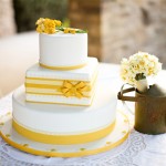 Свадебный торт с желтыми цветами