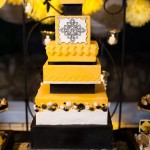Сочетание желтого и черного в свадебном торте