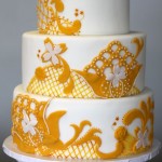 Белый свадебный торт в желтых кружевах