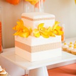 Белый свадебный торт украшенный желтыми цветами
