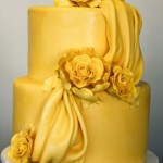 Свадебный торт насыщенного желтого цвета