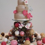 Свадебный торт украшенный цветами и шариками