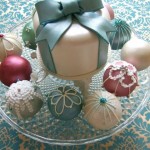 Свадебный торт украшенный елочными шариками