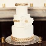 Свадебный торт перевязанный золотыми поясами