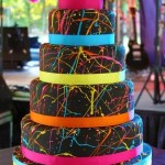 Свадебный торт в красочных пятнах