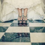 Свадебные туфли невесты  на клетчатом полу