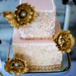 Золотые цветы на свадебном торте