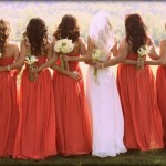 Контрастные наряды невесты и подружек 